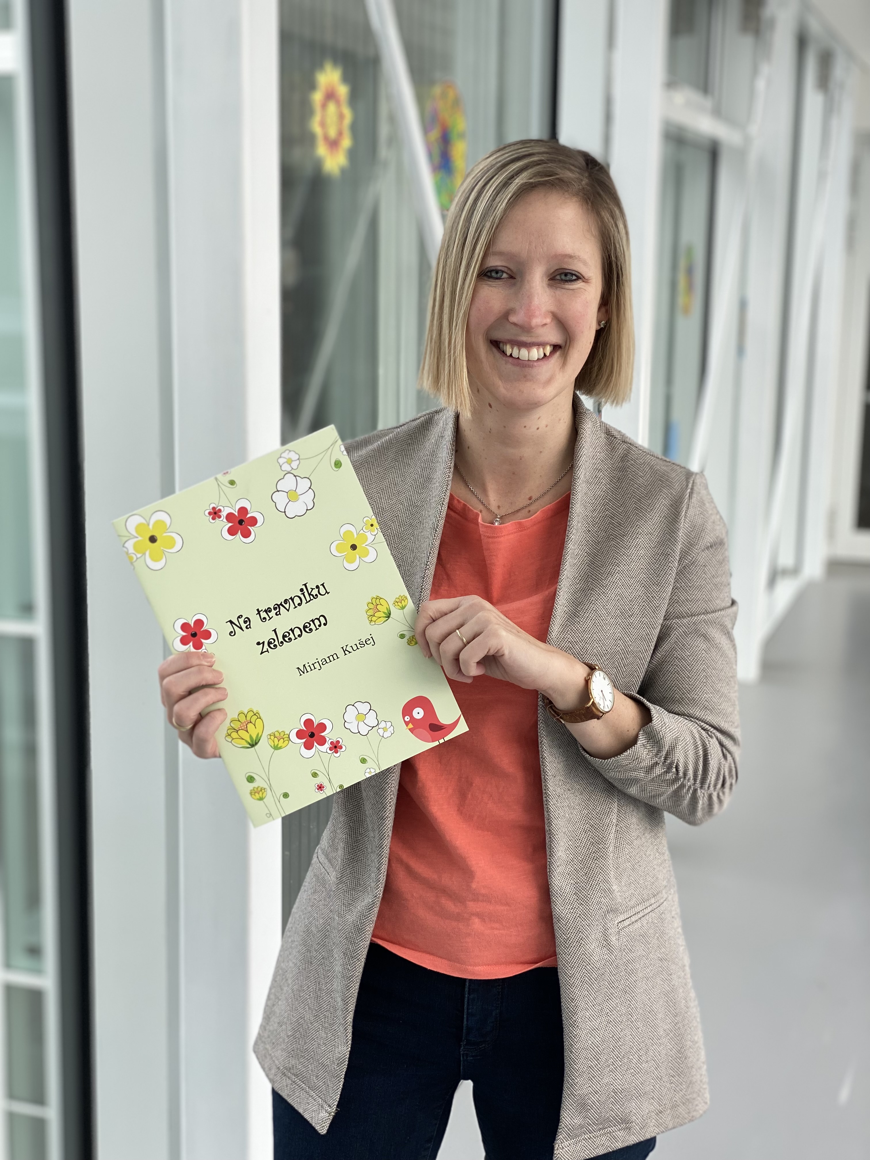 Elementarna pedagoginja Mirjam Rader (roj. Kušej) iz Bistrice nad Pliberkom je izdala novo, imenitno otroško pesmarico, ki je ustvarjalna zakladnica za jasli, vrtce in ljudske šole. Knjiga s 16 ljubko […]