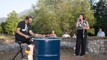 Kulturni projekt Trivium je letos praznoval četrt stoletja z edinstvenim umetniškim doživetjem. Jubilej in poletno toplo vreme sta privabila številne obiskovalce, ki so se med izkopaninami sprehodili po treh glasbeno-literarnih [&hellip;]