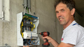 Ko se pripelješ na domačijo Mariana Trießnika v Podjerberku, v garaži najprej opaziš traktor brez zadnjih koles. Ne, Marian ni mehanik – je električar. A kljub temu po službi v [&hellip;]