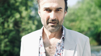 Tonč pa pravi, da se na koncertu »obeta glasbeno doživetje polno barv, čustev in presenečenj. Aktualna zasedba glasbenikov združuje energijo velikega orkestra z občutljivo dinamiko manjšega jazzovskega ansambla – čaka […]