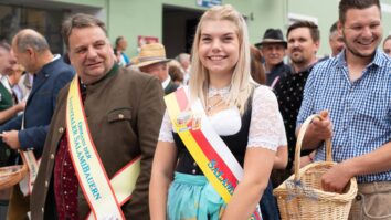 Povorko sta moderirala Rai­mund Grilc v nemščini in Claudia Daniel v slovenščini. Potem ko je župan Visotschnig  predal mestnemu župniku Ivanu Olipu zakupnino za jormaški travnik so udeleženci povorke krenili […]
