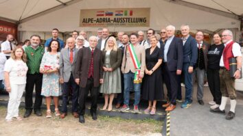 Jormak se je minuli petek začel z jormaškim vremenom, torej z mešanico sonca, oblakov in seveda dežja. Nestanovitno vreme s kratkimi nalivi je zaznamovalo tudi soboto, obiskovalcev pa ni odgnalo, […]