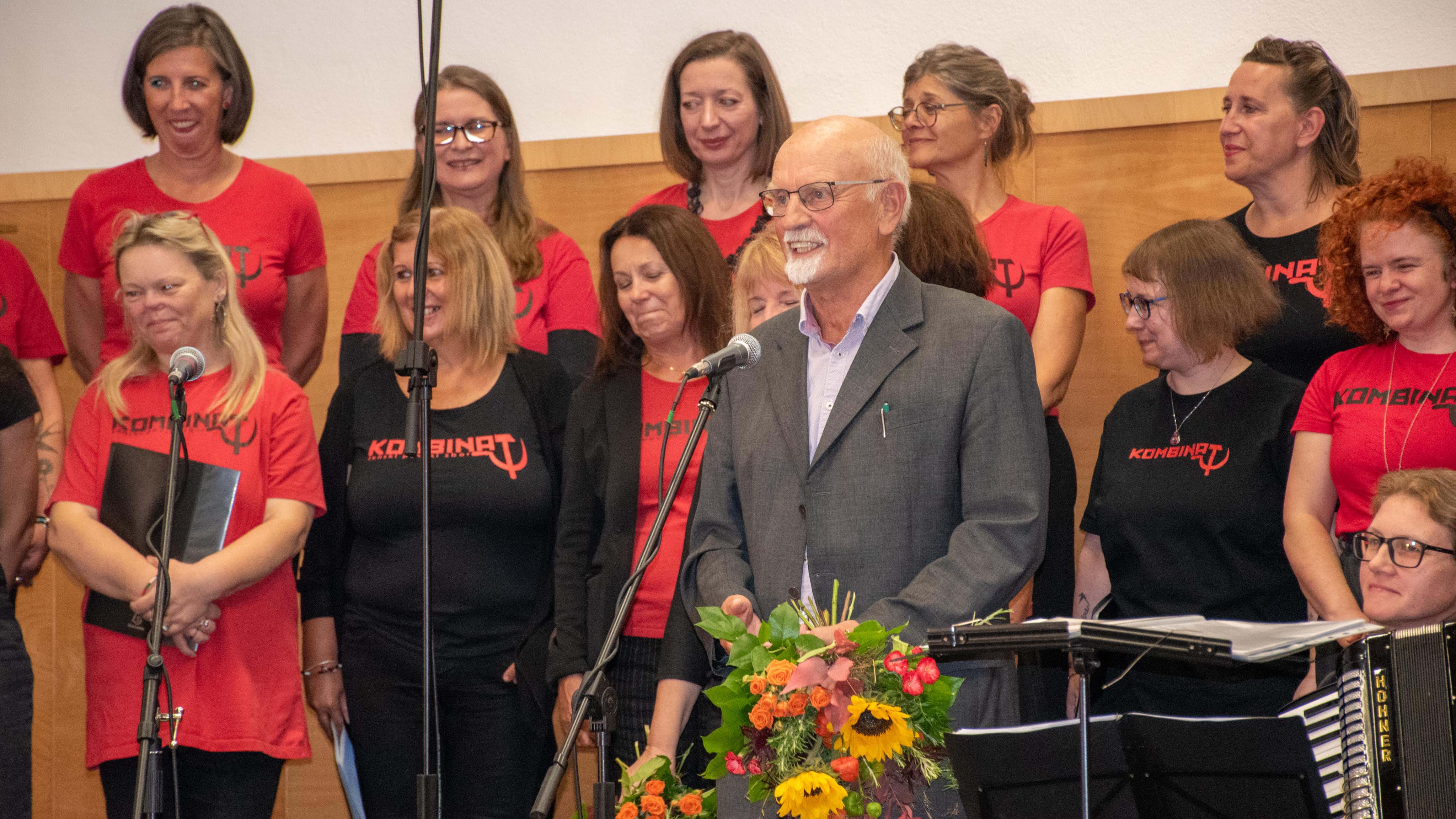 Mirko Oraže je občinstvo pozdravil z besedami, da je »spominska kultura ravnanje posameznika in družbe s preteklostjo in njeno zgodovino, ki je bistvena za identiteto in oblikovanje prihodnosti. Spominjanje je [&hellip;]