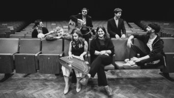 Gre za slovenski glasbeni projekt vsestranskega slovensko-kanadskega glasbenika, pevca, multiinštrumentalista, skladatelja, producenta in pesnika Gala Gjurina. Tokrat je posvečen slovenski ljudski glasbi, izročilu ter raziskovanju kulturne dediščine Slovencev in slovenskega [&hellip;]