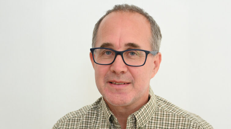 Kot pripoveduje, ga je Marica Kušej opazila med moderiranjem prireditve v Selah in ga pozneje poklicala z vprašanjem, ali bi želel delati za radio Korotan. Od novembra 1999 naprej je [&hellip;]