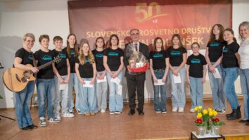 Pred polno dvorano je stopil predsednik društva Gusti Brumnik in zbrane pozdravil, nato pa je moderiranje prevzel Dario Kutschnig. Ob 50-letnici Slovenskega prosvetnega društva Valentin Polanšek so goste uvodoma pozdravili [&hellip;]