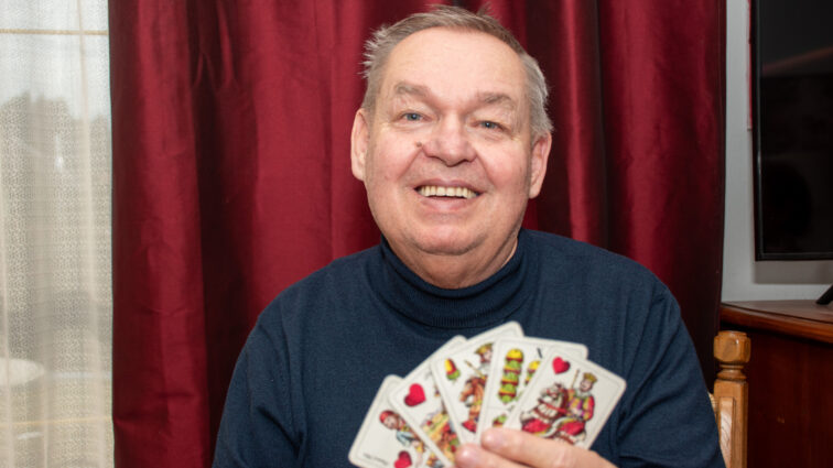 V veži pri sezuvanju čevljev najprej opazim velik gobelin angela, nato pa pri vstopu na hodnik opojno zadiši po pecivu, ki ga je spekla Cilka Cvelf. Skupaj s svojo sestro [&hellip;]