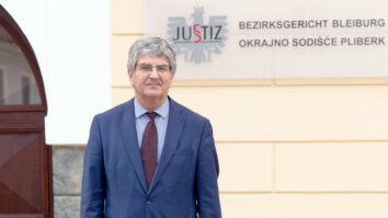 Ko s Franzem Boschitzem stojiva pred Okrajnim sodiščem v Pliberku, v oči pade dvojezična tabla »Bezirksgericht Blei­burg/Okrajno sodišče Pliberk«. Ko je pred 32 leti prvič kot sodnik prestopil prag pliberškega [&hellip;]