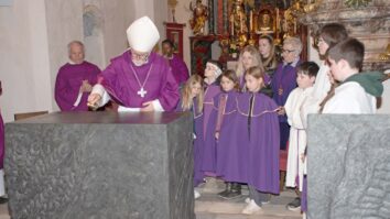 Posvetitev obnovljene cerkve je slovesnost, ki se obhaja morda vsakih 200 let, zato je bil dogodek nadvse svečan. Škof Jože Marketz je v nabito polni cerkvi daroval sveto mašo skupaj [&hellip;]