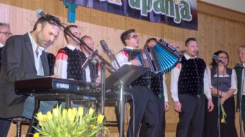 Navdušenci nad glasbo, kulturo in humanitarnostjo so minulo soboto zvečer napolnili prostore Ljudske šole v Šmihelu ter se prepustili ubranemu petju kvarteta Stimmen aus Kärnten, se pustili očarati Potoškim fantom [&hellip;]