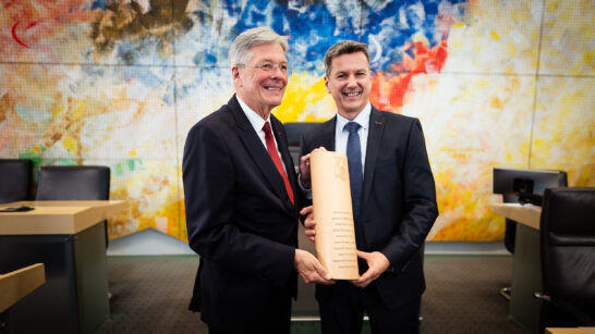 Po izvolitvi je Fellner v nagovoru v deželnem zboru tudi v slovenščini dejal, da je »slovenščina darilo za Koroško«. Daniel Fellner je star 49 let, poročen je z ženo Sandro, [&hellip;]