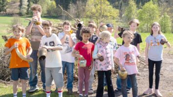 Običaj poteka v treh delih. Najprej se mladi zberejo ob pripravljenem ognjišču, kjer skupaj zanetijo šentjurjevski kres ter pokleknejo in zmolijo očenaš v slovenščini in nemščini. Nato se skupina odpravi [&hellip;]