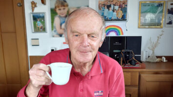 Niso vsi alkoholiki enaki. Eni so melanholični, drugi agresivni, tretji pa ali molčeči ali veseli. Med tiste, ki so veseli, če se preveč posvetijo vrču piva ali žlahtni kapljici, šteje [&hellip;]