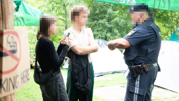 Sodišče je prav tako ugotovilo, da je bilo za nezakonito ugotavljanje identitete navzočih odgovorno Okrajno glavarstvo Velikovec. Ta ugotovitev je ključna za nadaljnjo pravno in politično obravnavo dogodkov iz julija [&hellip;]