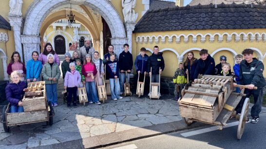 Raglje od velikega četrtka do velike sobote nadomeščajo zvonjenje cerkvenih zvonov, ki v tem času odletijo v Rim, kakor se pravi. Tako je bilo letos tudi v Globasnici. Tam se [&hellip;]
