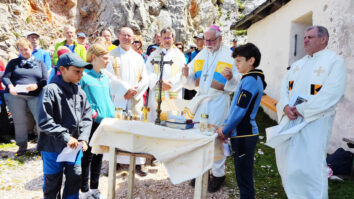 Občino Plajberk je zastopal župan Christian Hecher, Kranjsko Goro županja Henrika Zupan, Republiko Slovenijo bivši gen. konzul Anton Novak, slovenska društva Delovno skupnost Čezmejno srečanje na Dobraču ter Klub 99 [&hellip;]