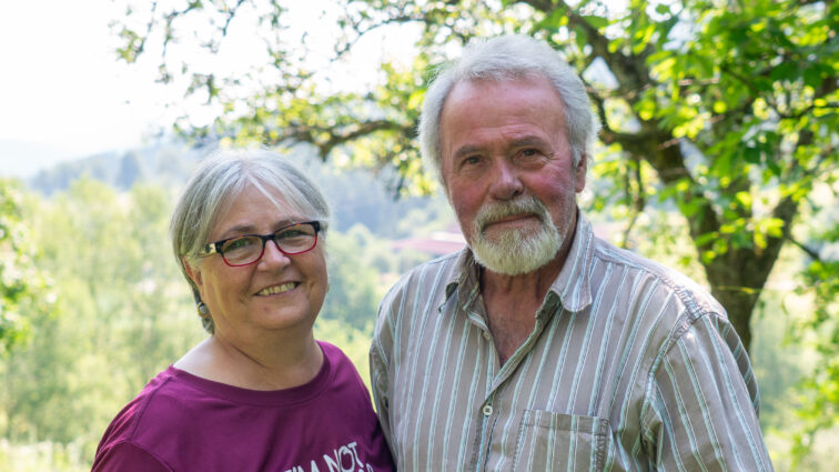 Pri Igrcu v Podkraju srečam Janeza ali Honsa, kot mu pravijo domači, in njegovo ženo Sabino Ischep, rojeno Podričnik (65). »Imam mlado žensko, hvala bogu, tako lahko postanem star,« se [&hellip;]