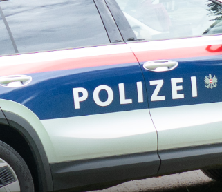 Policija išče voznika, ki je po trčenju pobegnil s kraja nesreče. Nesreča se je zgodila v nedeljo okoli 4.23 na Pliberški cesti (B81) pri Strpni vasi. Po dosedanjih ugotovitvah je [&hellip;]