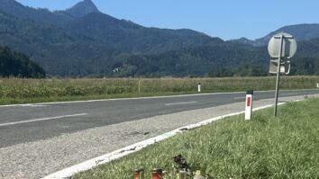Kot poroča ORF Kärnten, je voznik ob zaslišanju konec avgusta povedal, da je 20-letnik že negibno ležal sredi ceste. To njegovo izjavo zdaj potrjuje tudi izvedensko mnenje s področja analize [&hellip;]